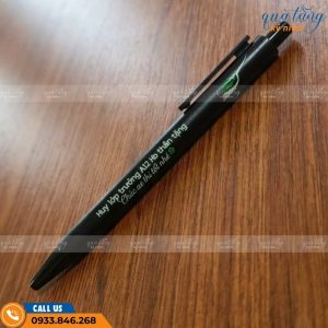Bút bi đen in tên cá nhân quà tặng lưu niệm, thiết kế tối giản phù hợp nhiều đối tượng