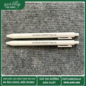 Bút nhựa màu trắng in logo Sun Moon University, thiết kế tối giản, quà tặng giáo dục cao cấp