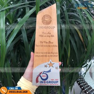 Cúp gỗ tri ân nhân viên cống hiến lâu năm