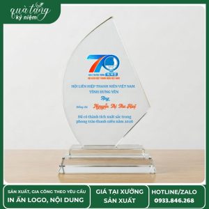 Biểu trưng pha lê quà tặng Hội Liên hiệp Thanh niên